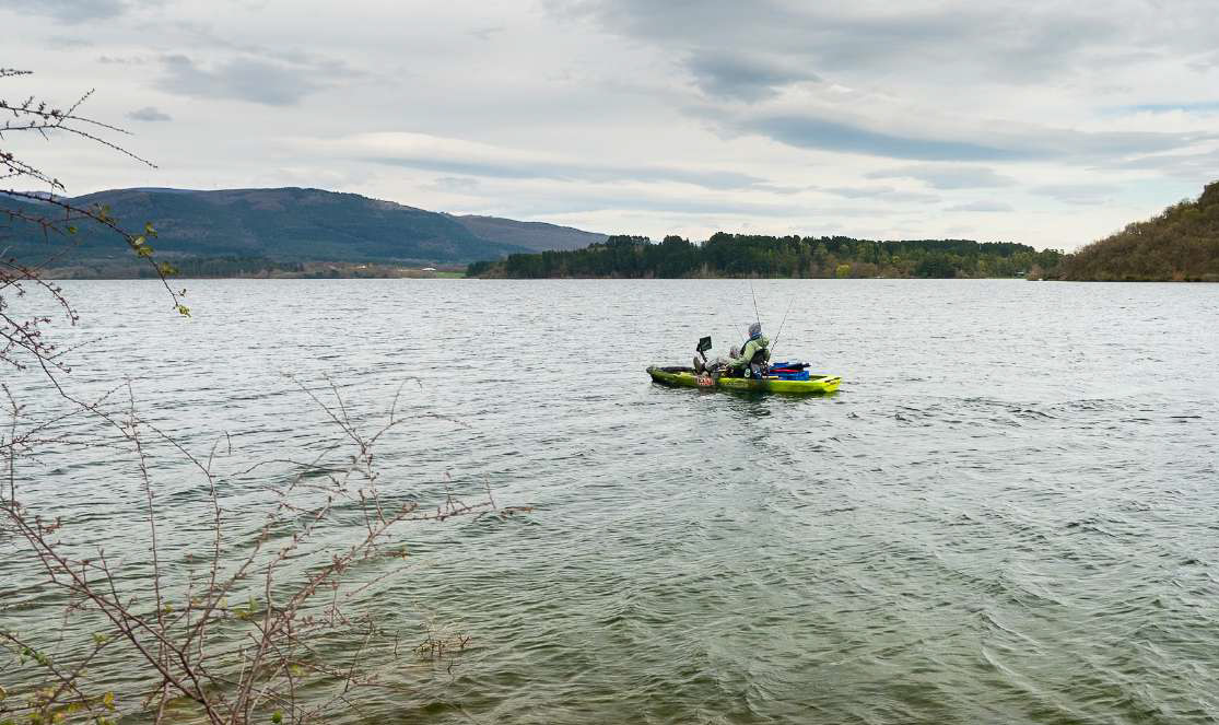 Pesca sostenible en kayak